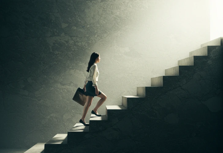 한 사람이 5개의 계단을 차례로 올라가는 모습의 사실적인 사진 한 사람이 5개의 계단을 차례로 올라가는 모습의 사실적인 사진