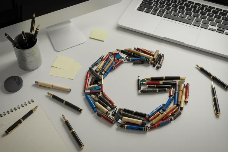 구글 로고 모양으로 정렬된 펜, 노트북, 키보드