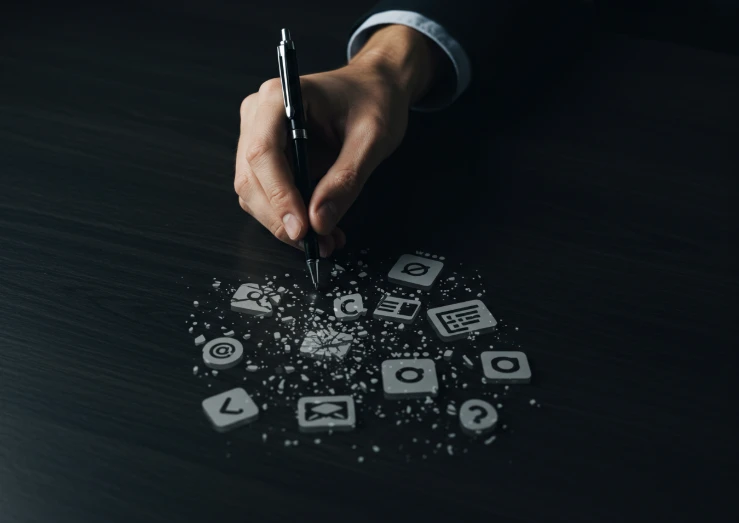 아래로 미끄러지는 펜과 깨지는 웹페이지 아이콘들 아래로 미끄러지는 펜과 깨지는 웹페이지 아이콘들