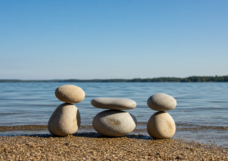 세 개의 각기 다른 돌이 균형을 이루며 쌓여 있는 모습